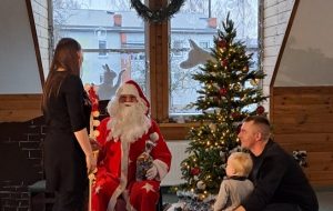 Ziemassvētki ciematos un mazo bērnu Eglīte