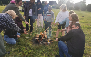 Ielīgošanas pasākums “Basām kājām pļavā bridu”